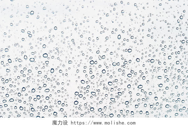 白色透明玻璃上的水珠背景